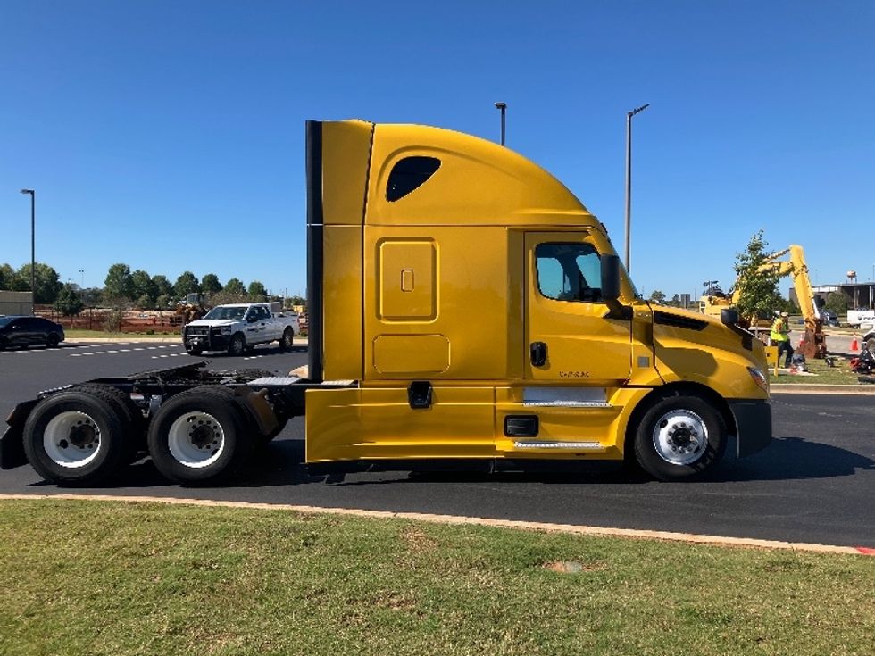 Sleeper Tractor-Heavy Duty Tractors-Freightliner-2022-T12664ST-Madison-AL-608,223\n\t\tmiles-$ 56,250 - Image 8