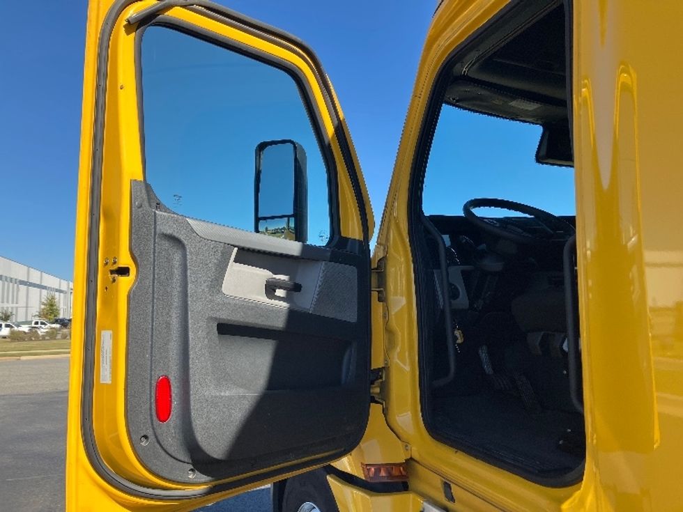 Sleeper Tractor-Heavy Duty Tractors-Freightliner-2022-T12664ST-Madison-AL-608,223\n\t\tmiles-$ 56,250 - Image 9