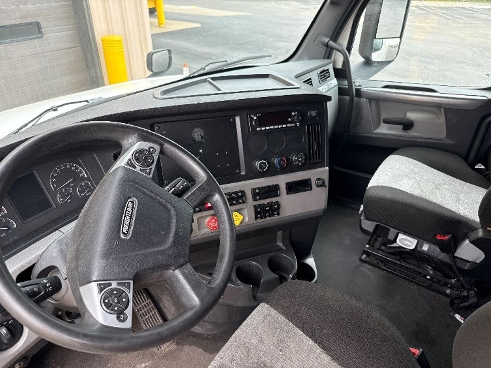 Sleeper Tractor-Heavy Duty Tractors-Freightliner-2022-T12664ST-Mansfield-OH-395,856\n\t\tmiles-$ 80,000 - Image 10