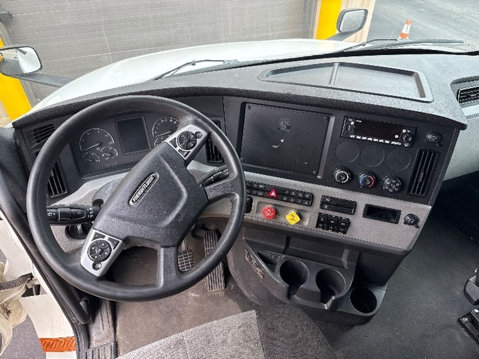 Sleeper Tractor-Heavy Duty Tractors-Freightliner-2022-T12664ST-Mansfield-OH-395,856\n\t\tmiles-$ 80,000 - Image 11