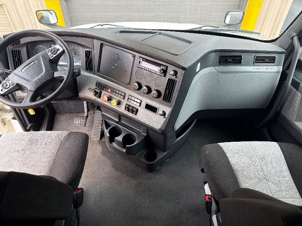 Sleeper Tractor-Heavy Duty Tractors-Freightliner-2022-T12664ST-Mansfield-OH-395,856\n\t\tmiles-$ 80,000 - Image 12