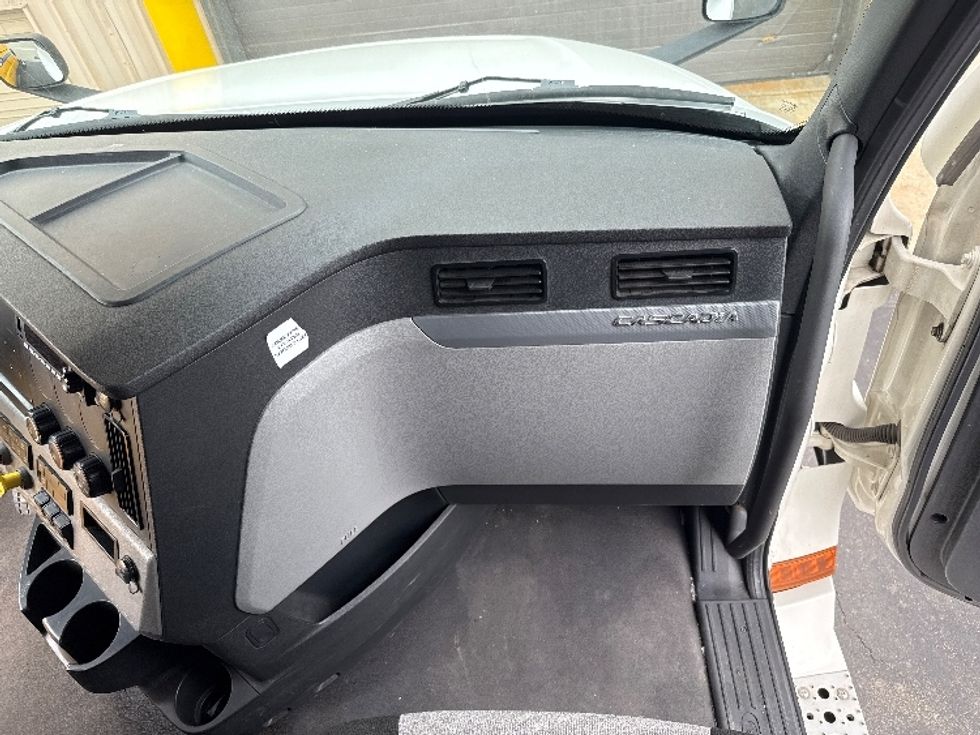 Sleeper Tractor-Heavy Duty Tractors-Freightliner-2022-T12664ST-Mansfield-OH-395,856\n\t\tmiles-$ 80,000 - Image 14