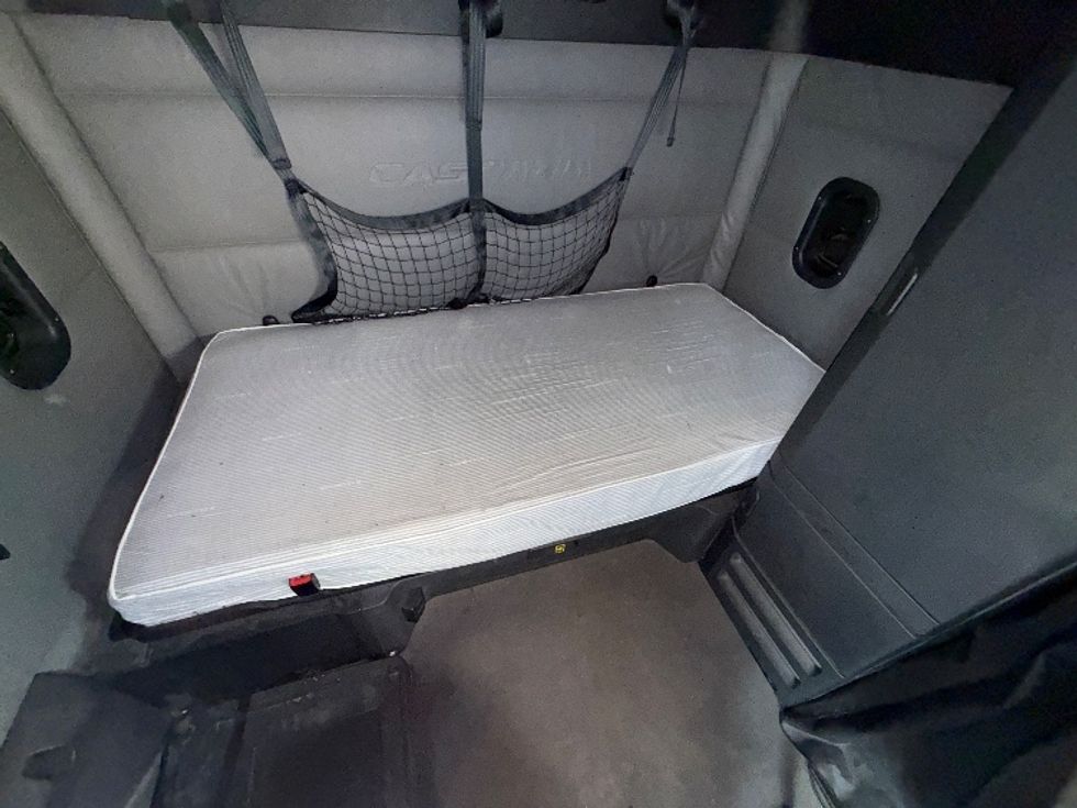 Sleeper Tractor-Heavy Duty Tractors-Freightliner-2022-T12664ST-Mansfield-OH-395,856\n\t\tmiles-$ 80,000 - Image 17