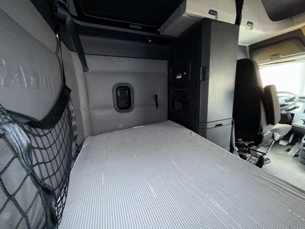 Sleeper Tractor-Heavy Duty Tractors-Freightliner-2022-T12664ST-Mansfield-OH-395,856\n\t\tmiles-$ 80,000 - Image 18