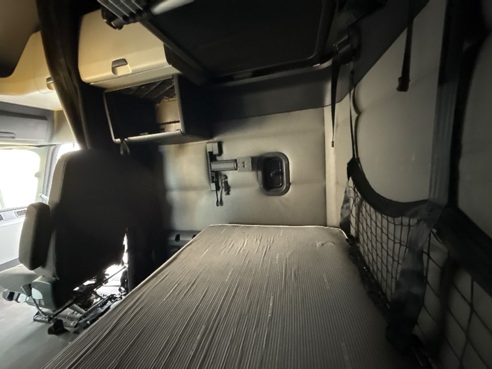 Sleeper Tractor-Heavy Duty Tractors-Freightliner-2022-T12664ST-Mansfield-OH-395,856\n\t\tmiles-$ 80,000 - Image 19