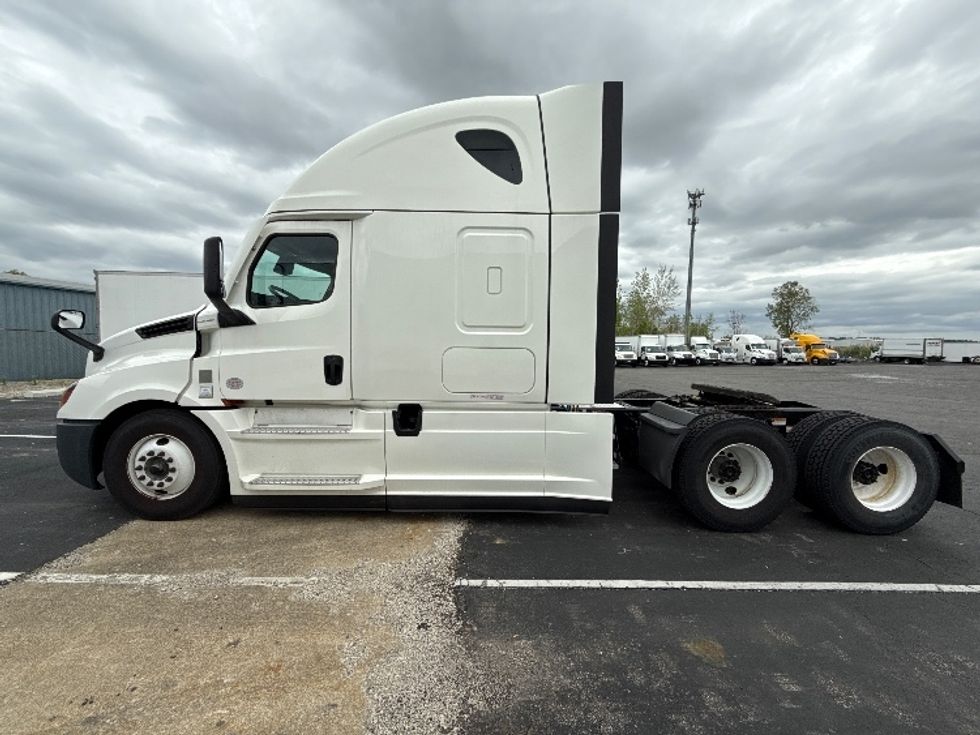 Sleeper Tractor-Heavy Duty Tractors-Freightliner-2022-T12664ST-Mansfield-OH-395,856\n\t\tmiles-$ 80,000 - Image 4