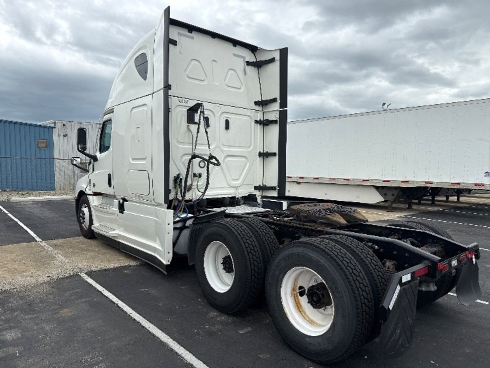 Sleeper Tractor-Heavy Duty Tractors-Freightliner-2022-T12664ST-Mansfield-OH-395,856\n\t\tmiles-$ 80,000 - Image 5
