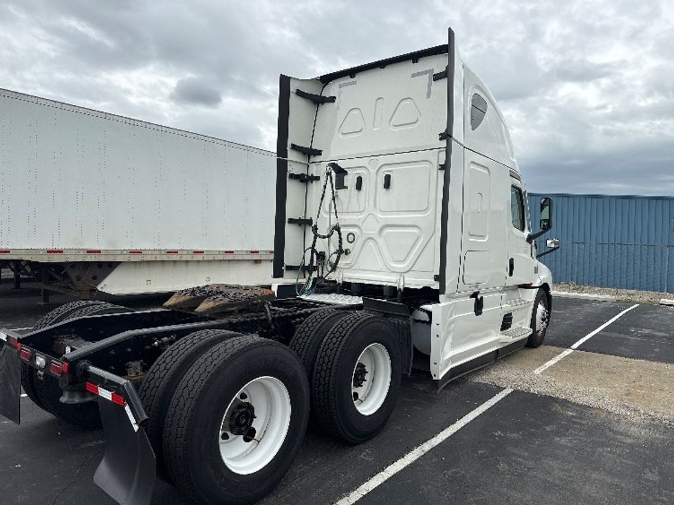 Sleeper Tractor-Heavy Duty Tractors-Freightliner-2022-T12664ST-Mansfield-OH-395,856\n\t\tmiles-$ 80,000 - Image 7