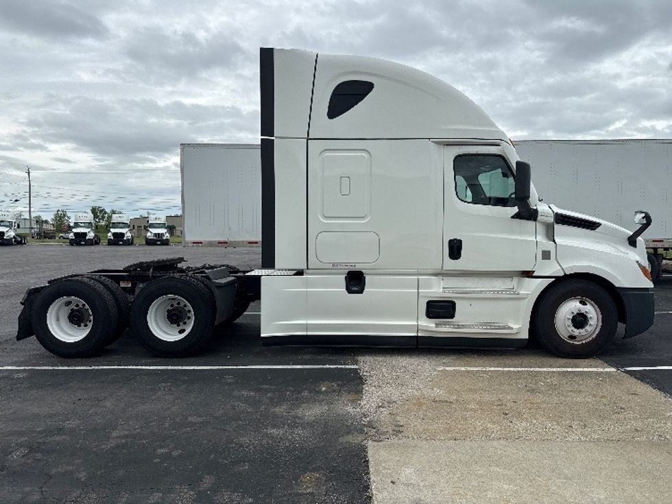 Sleeper Tractor-Heavy Duty Tractors-Freightliner-2022-T12664ST-Mansfield-OH-395,856\n\t\tmiles-$ 80,000 - Image 8