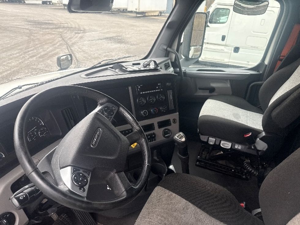 Sleeper Tractor-Heavy Duty Tractors-Freightliner-2022-T12664ST-Mansfield-OH-441,391\n\t\tmiles-$ 70,000 - Image 10