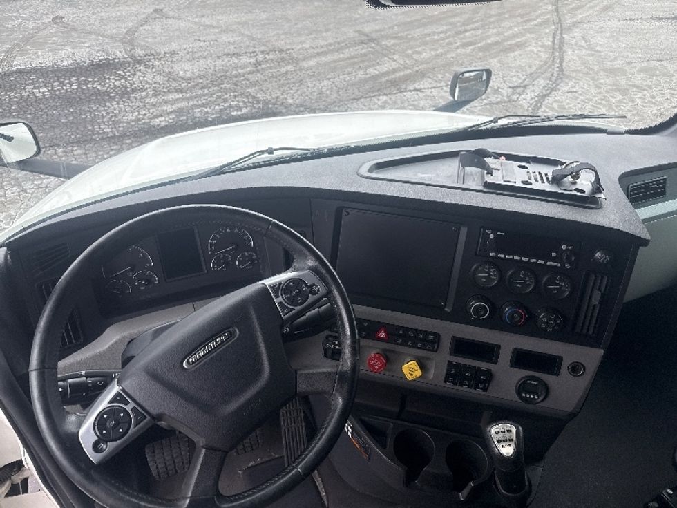 Sleeper Tractor-Heavy Duty Tractors-Freightliner-2022-T12664ST-Mansfield-OH-441,391\n\t\tmiles-$ 70,000 - Image 11