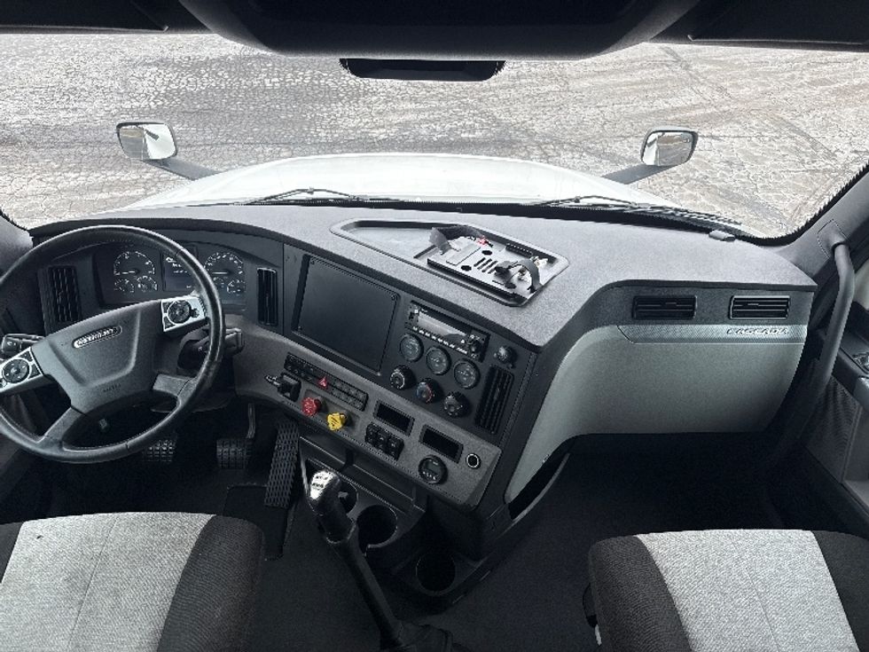 Sleeper Tractor-Heavy Duty Tractors-Freightliner-2022-T12664ST-Mansfield-OH-441,391\n\t\tmiles-$ 70,000 - Image 12