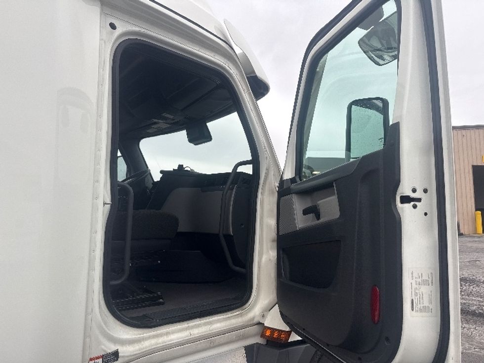 Sleeper Tractor-Heavy Duty Tractors-Freightliner-2022-T12664ST-Mansfield-OH-441,391\n\t\tmiles-$ 70,000 - Image 13