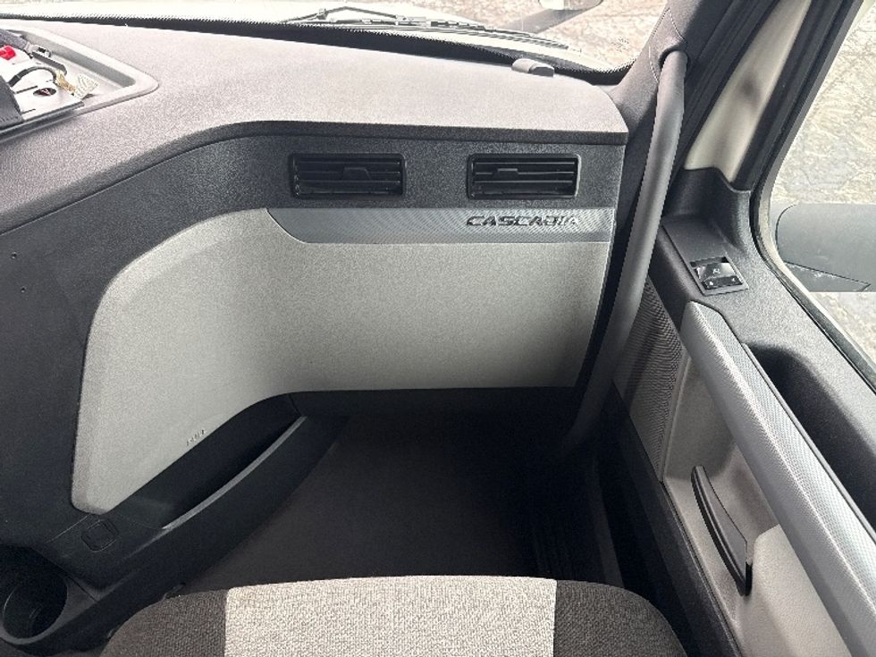 Sleeper Tractor-Heavy Duty Tractors-Freightliner-2022-T12664ST-Mansfield-OH-441,391\n\t\tmiles-$ 70,000 - Image 14