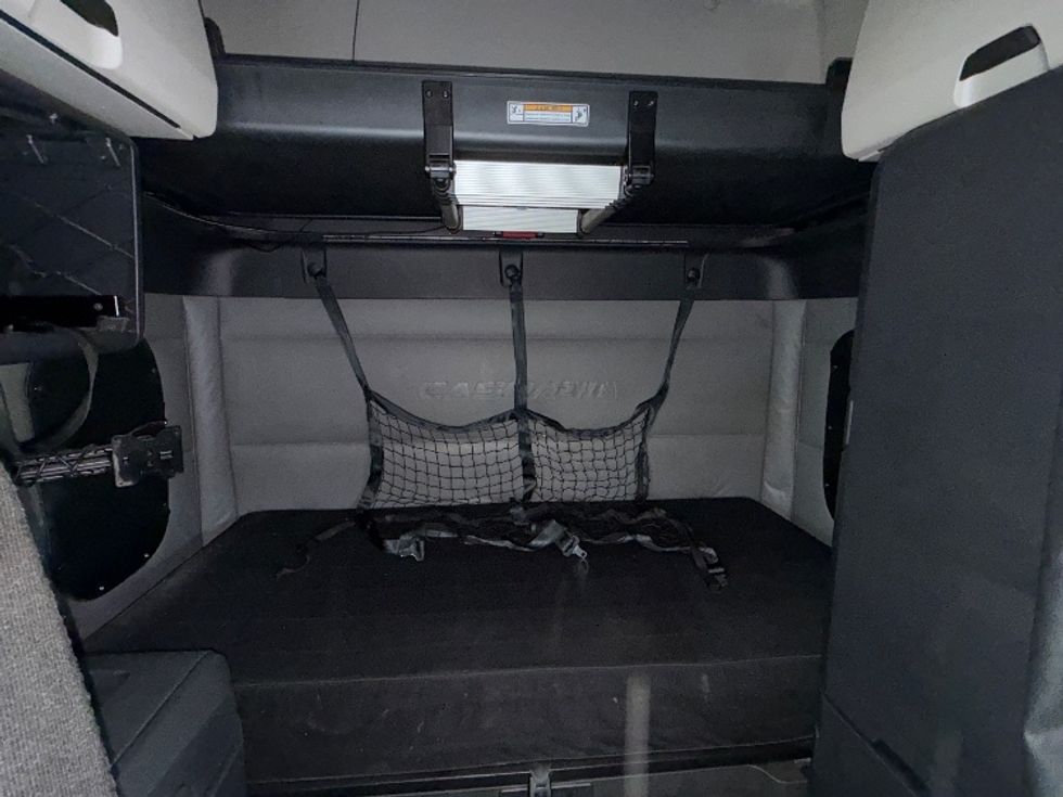 Sleeper Tractor-Heavy Duty Tractors-Freightliner-2022-T12664ST-Mansfield-OH-441,391\n\t\tmiles-$ 70,000 - Image 16