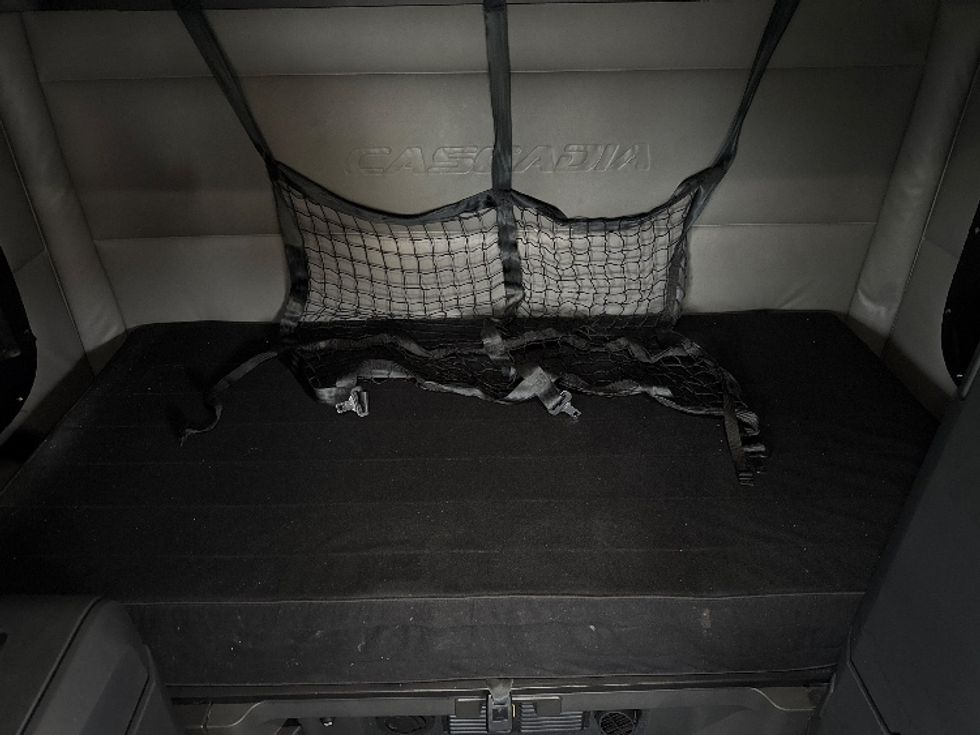 Sleeper Tractor-Heavy Duty Tractors-Freightliner-2022-T12664ST-Mansfield-OH-441,391\n\t\tmiles-$ 70,000 - Image 17