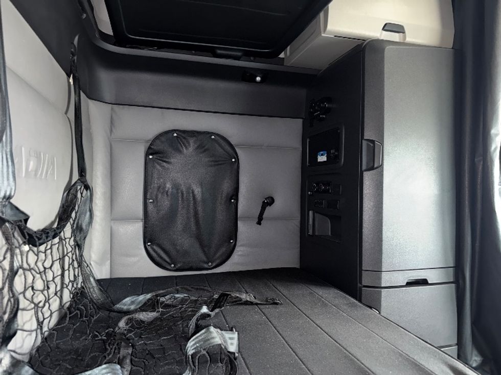 Sleeper Tractor-Heavy Duty Tractors-Freightliner-2022-T12664ST-Mansfield-OH-441,391\n\t\tmiles-$ 70,000 - Image 18