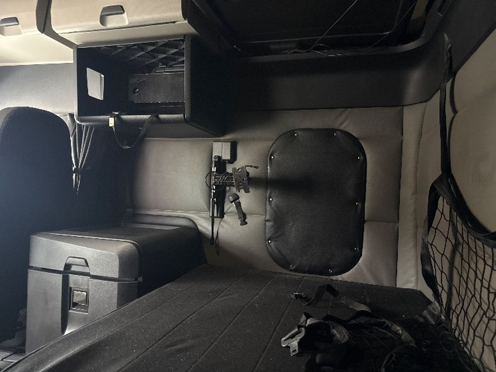 Sleeper Tractor-Heavy Duty Tractors-Freightliner-2022-T12664ST-Mansfield-OH-441,391\n\t\tmiles-$ 70,000 - Image 19