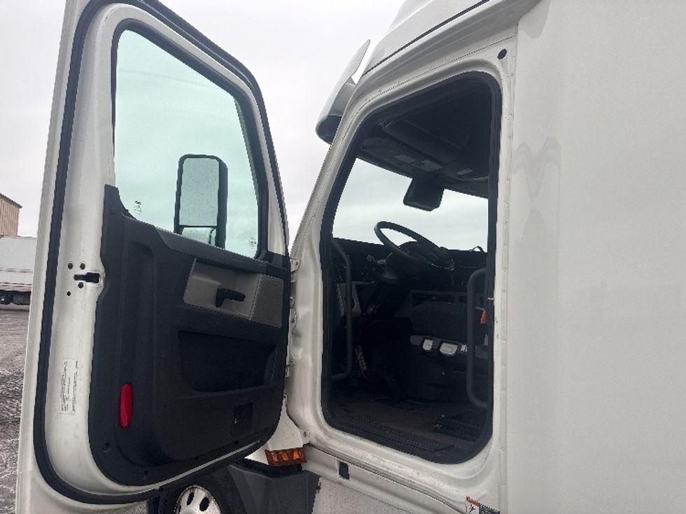 Sleeper Tractor-Heavy Duty Tractors-Freightliner-2022-T12664ST-Mansfield-OH-441,391\n\t\tmiles-$ 70,000 - Image 9