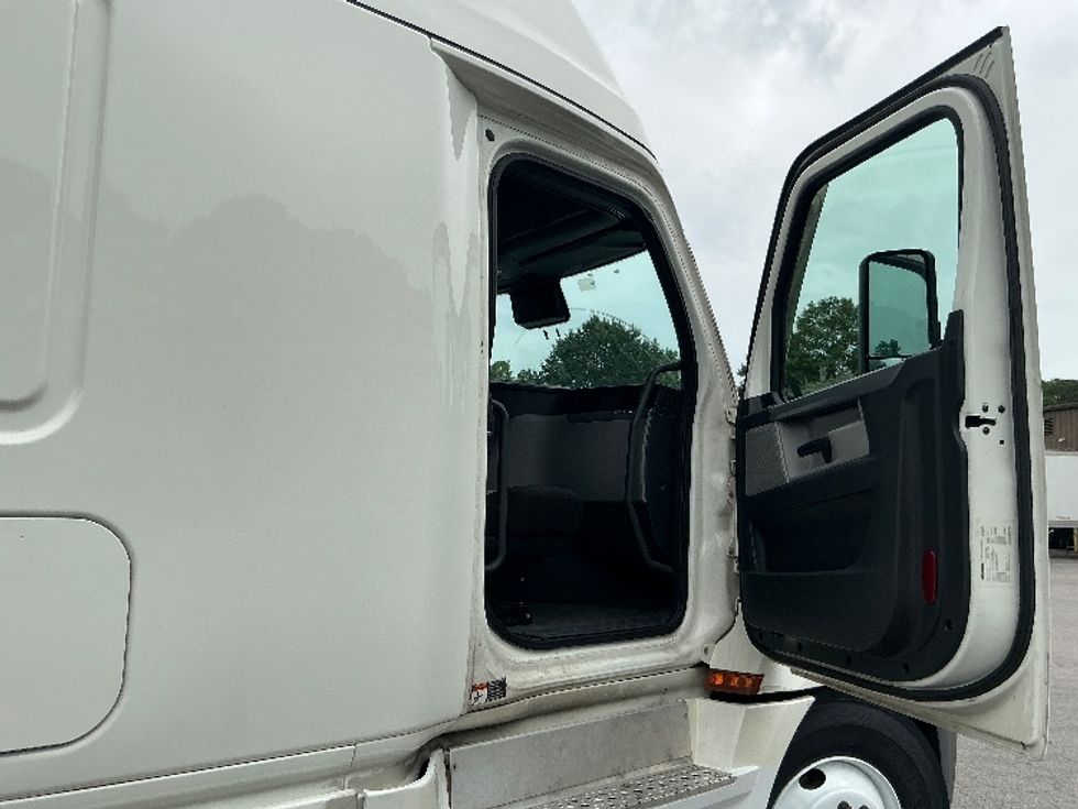 Sleeper Tractor-Heavy Duty Tractors-Freightliner-2022-T12664ST-Mebane-NC-446,206\n\t\tmiles-$ 76,750 - Image 13