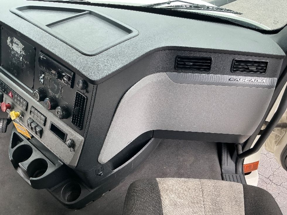 Sleeper Tractor-Heavy Duty Tractors-Freightliner-2022-T12664ST-Mebane-NC-446,206\n\t\tmiles-$ 76,750 - Image 14