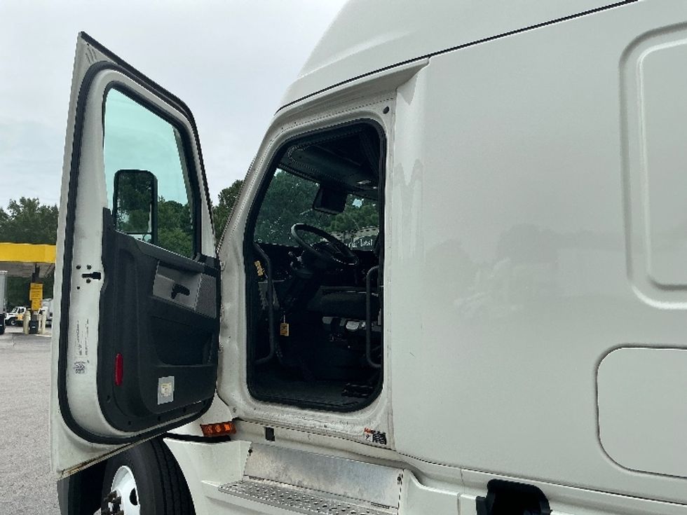 Sleeper Tractor-Heavy Duty Tractors-Freightliner-2022-T12664ST-Mebane-NC-446,206\n\t\tmiles-$ 76,750 - Image 9