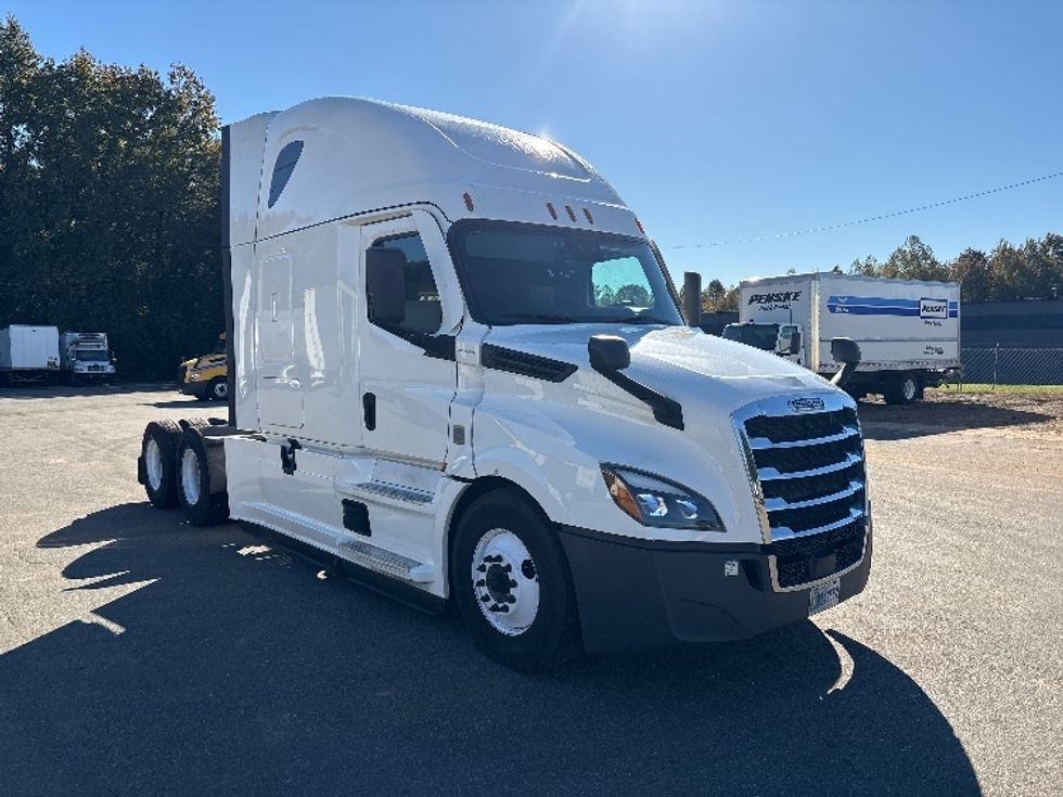Sleeper Tractor-Heavy Duty Tractors-Freightliner-2022-T12664ST-Mebane-NC-598,990\n\t\tmiles-$ 60,250 - Image 1