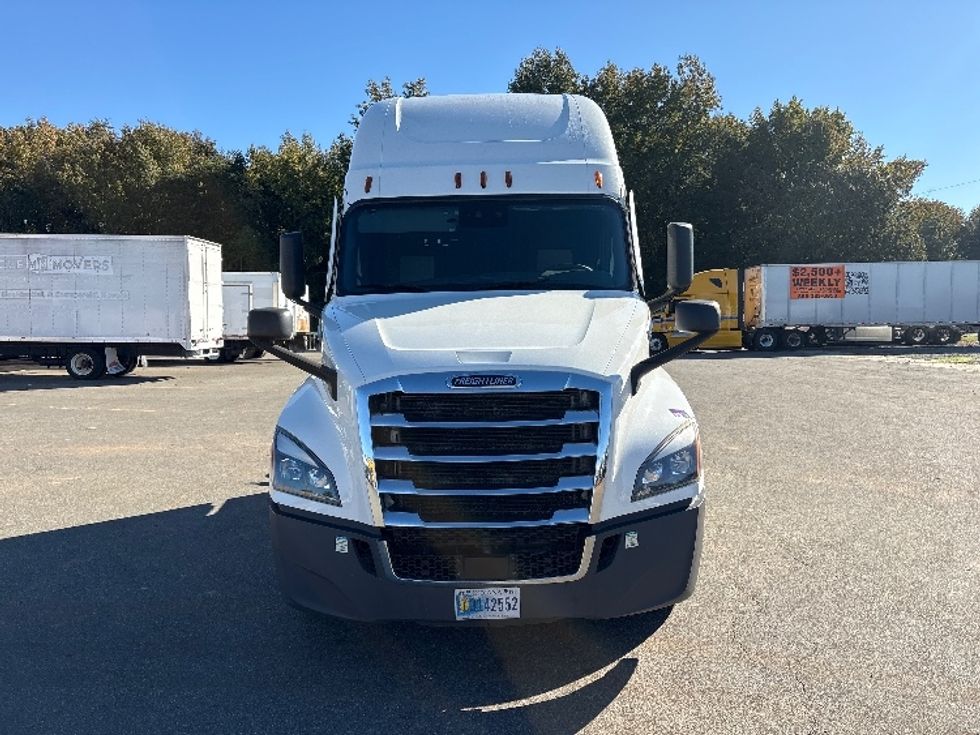 Sleeper Tractor-Heavy Duty Tractors-Freightliner-2022-T12664ST-Mebane-NC-598,990\n\t\tmiles-$ 60,250 - Image 2