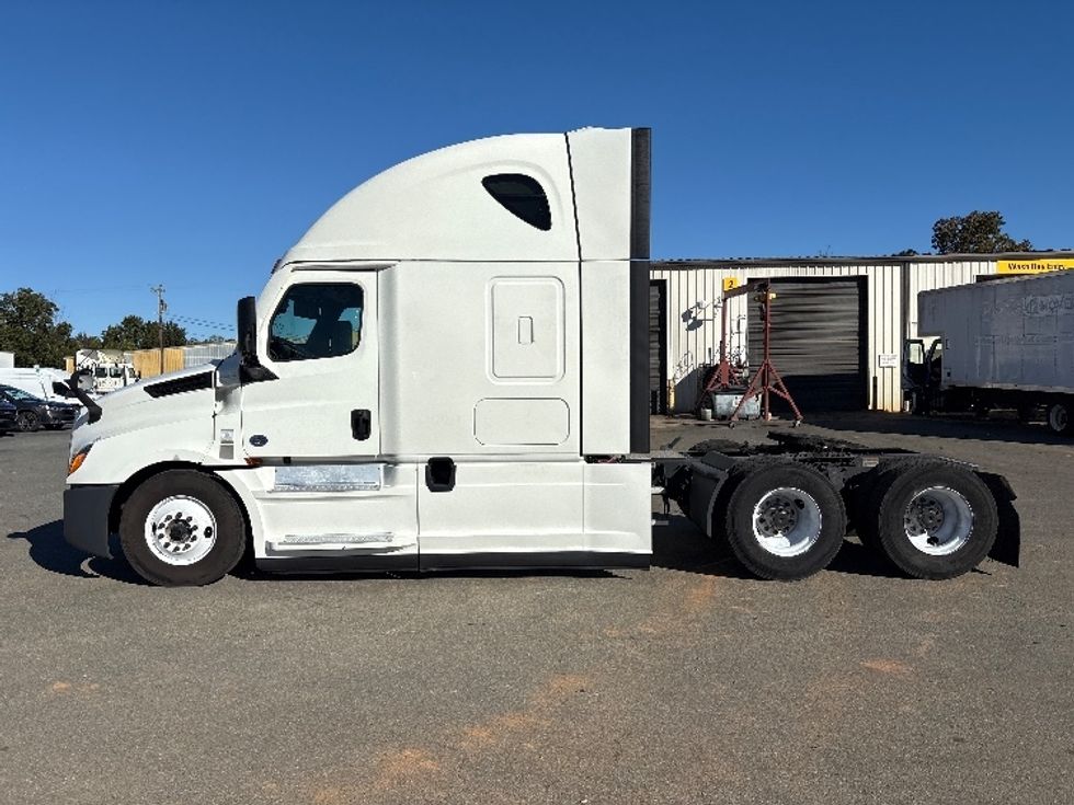 Sleeper Tractor-Heavy Duty Tractors-Freightliner-2022-T12664ST-Mebane-NC-598,990\n\t\tmiles-$ 60,250 - Image 4