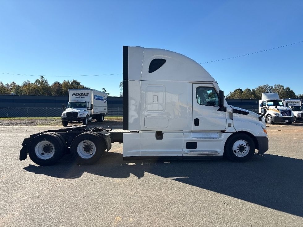 Sleeper Tractor-Heavy Duty Tractors-Freightliner-2022-T12664ST-Mebane-NC-598,990\n\t\tmiles-$ 60,250 - Image 8