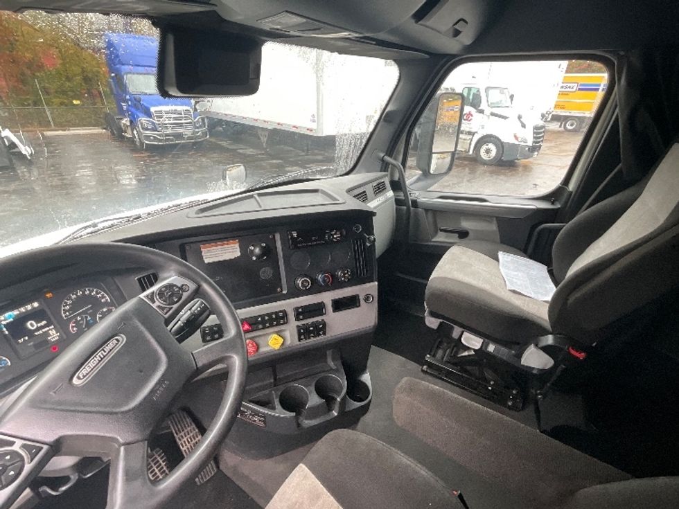 Sleeper Tractor-Heavy Duty Tractors-Freightliner-2022-T12664ST-Mebane-NC-599,092\n\t\tmiles-$ 57,250 - Image 10