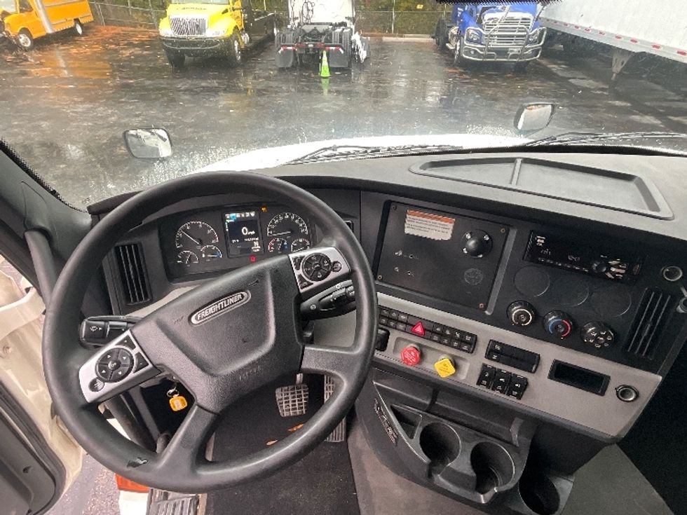 Sleeper Tractor-Heavy Duty Tractors-Freightliner-2022-T12664ST-Mebane-NC-599,092\n\t\tmiles-$ 57,250 - Image 11