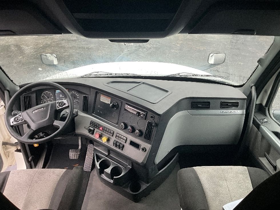 Sleeper Tractor-Heavy Duty Tractors-Freightliner-2022-T12664ST-Mebane-NC-599,092\n\t\tmiles-$ 57,250 - Image 12