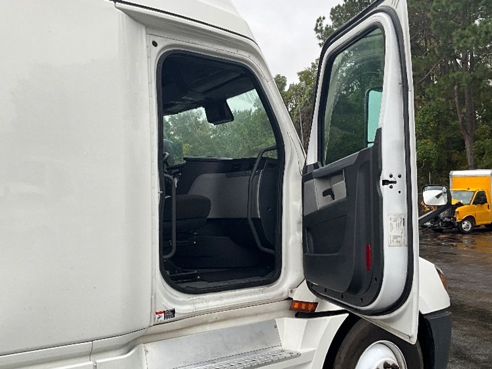 Sleeper Tractor-Heavy Duty Tractors-Freightliner-2022-T12664ST-Mebane-NC-599,092\n\t\tmiles-$ 57,250 - Image 13