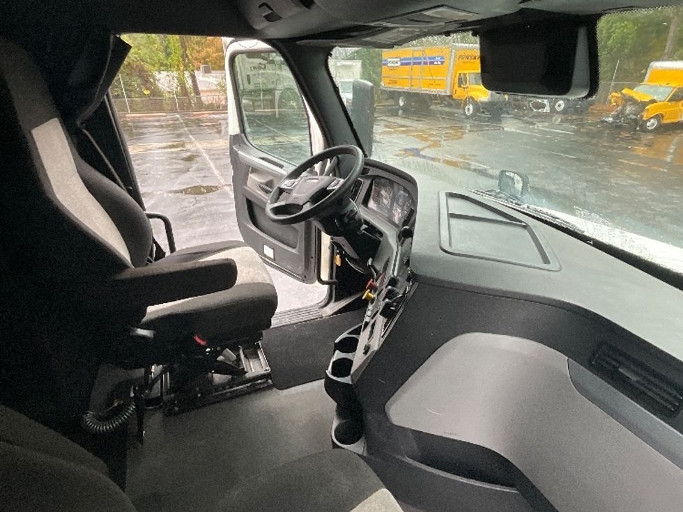 Sleeper Tractor-Heavy Duty Tractors-Freightliner-2022-T12664ST-Mebane-NC-599,092\n\t\tmiles-$ 57,250 - Image 15