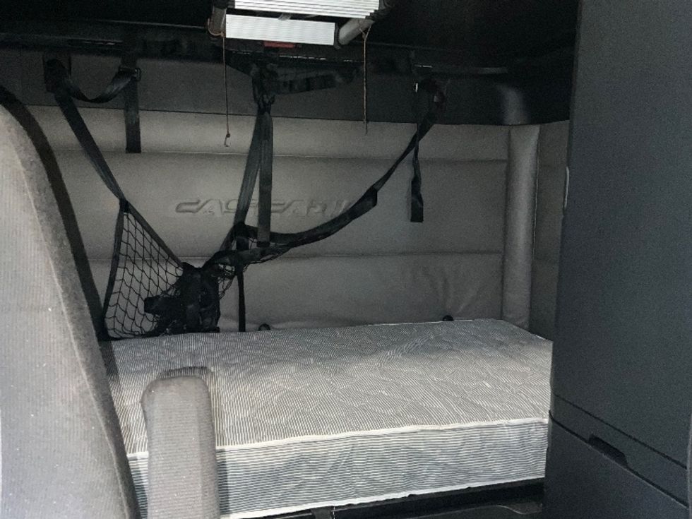 Sleeper Tractor-Heavy Duty Tractors-Freightliner-2022-T12664ST-Mebane-NC-599,092\n\t\tmiles-$ 57,250 - Image 16