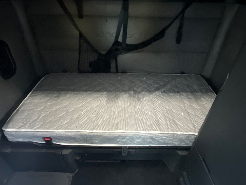 Sleeper Tractor-Heavy Duty Tractors-Freightliner-2022-T12664ST-Mebane-NC-599,092\n\t\tmiles-$ 57,250 - Image 17