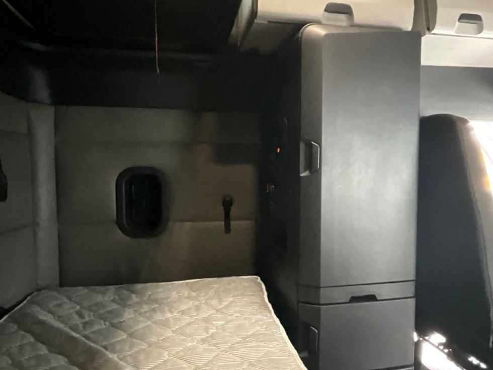 Sleeper Tractor-Heavy Duty Tractors-Freightliner-2022-T12664ST-Mebane-NC-599,092\n\t\tmiles-$ 57,250 - Image 18