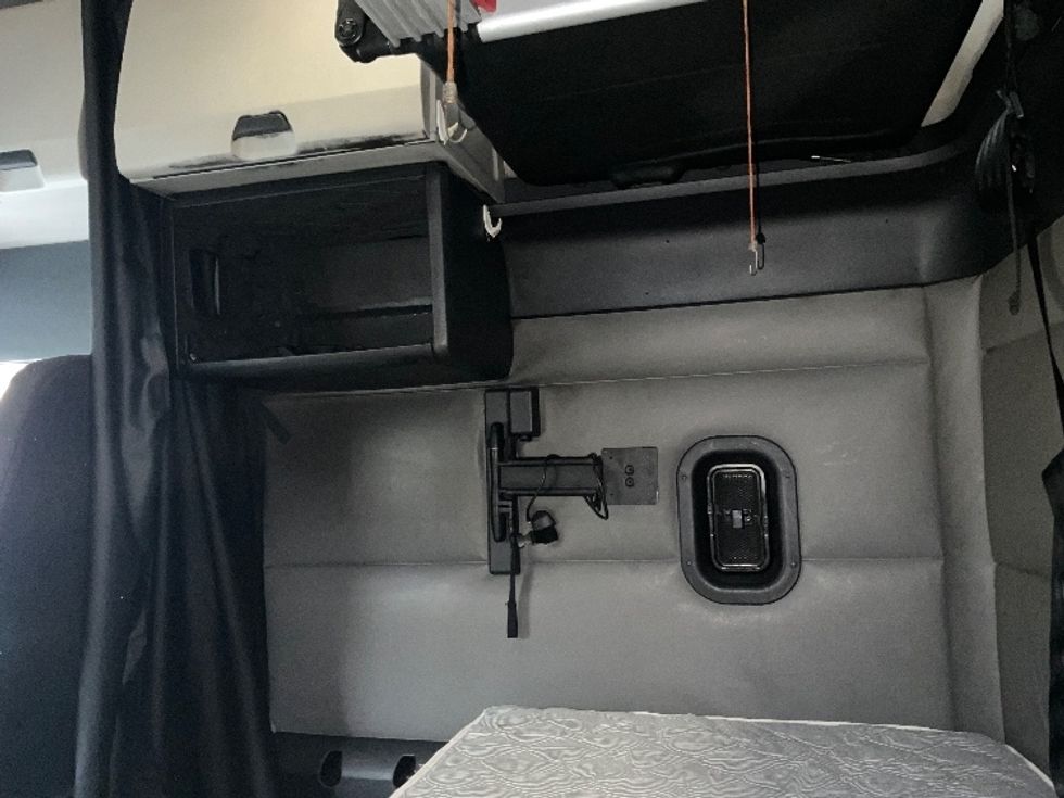 Sleeper Tractor-Heavy Duty Tractors-Freightliner-2022-T12664ST-Mebane-NC-599,092\n\t\tmiles-$ 57,250 - Image 19