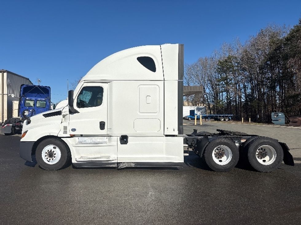 Sleeper Tractor-Heavy Duty Tractors-Freightliner-2022-T12664ST-Mebane-NC-599,092\n\t\tmiles-$ 57,250 - Image 4