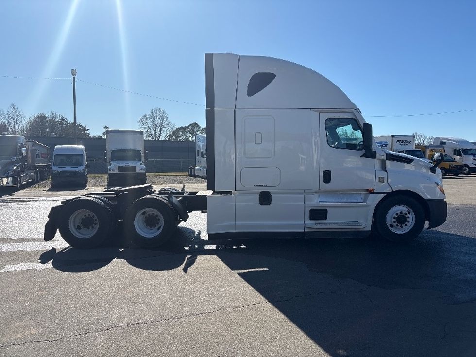 Sleeper Tractor-Heavy Duty Tractors-Freightliner-2022-T12664ST-Mebane-NC-599,092\n\t\tmiles-$ 57,250 - Image 8