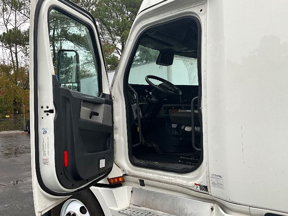 Sleeper Tractor-Heavy Duty Tractors-Freightliner-2022-T12664ST-Mebane-NC-599,092\n\t\tmiles-$ 57,250 - Image 9