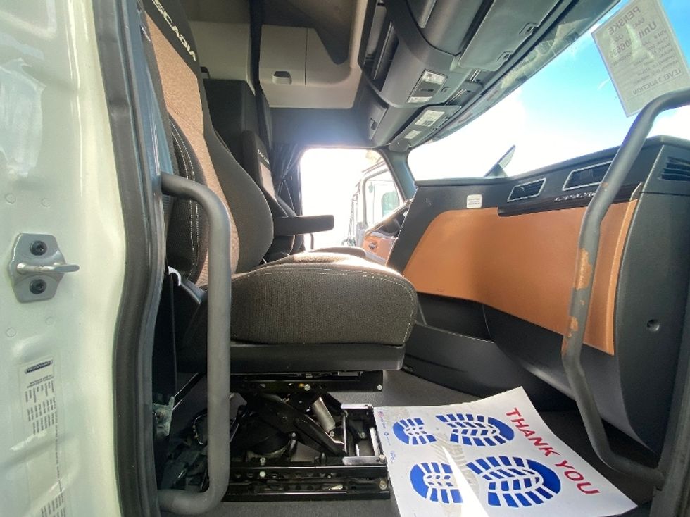 Sleeper Tractor-Heavy Duty Tractors-Freightliner-2022-T12664ST-Medley-FL-354,981\n\t\tmiles-$ 81,500 - Image 10