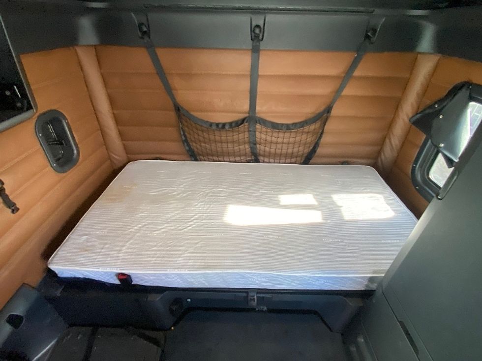 Sleeper Tractor-Heavy Duty Tractors-Freightliner-2022-T12664ST-Medley-FL-354,981\n\t\tmiles-$ 81,500 - Image 11