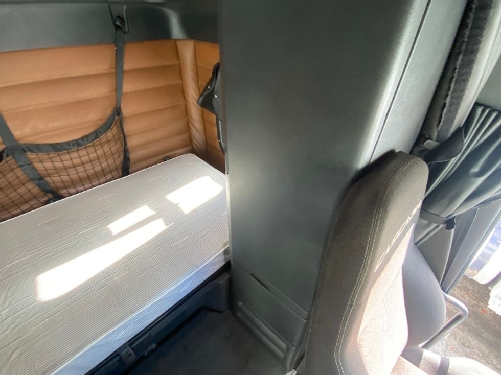 Sleeper Tractor-Heavy Duty Tractors-Freightliner-2022-T12664ST-Medley-FL-354,981\n\t\tmiles-$ 81,500 - Image 12