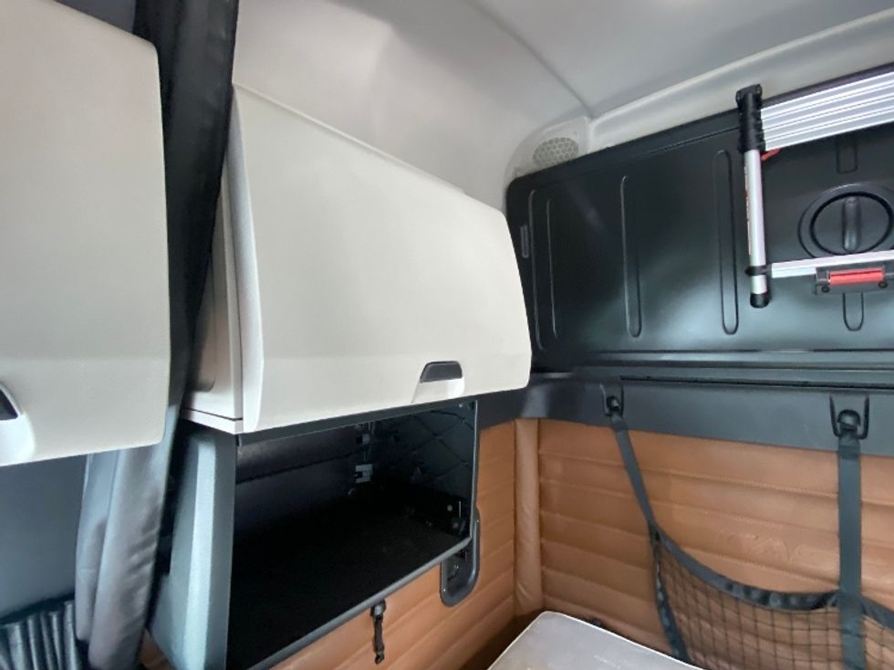 Sleeper Tractor-Heavy Duty Tractors-Freightliner-2022-T12664ST-Medley-FL-354,981\n\t\tmiles-$ 81,500 - Image 13