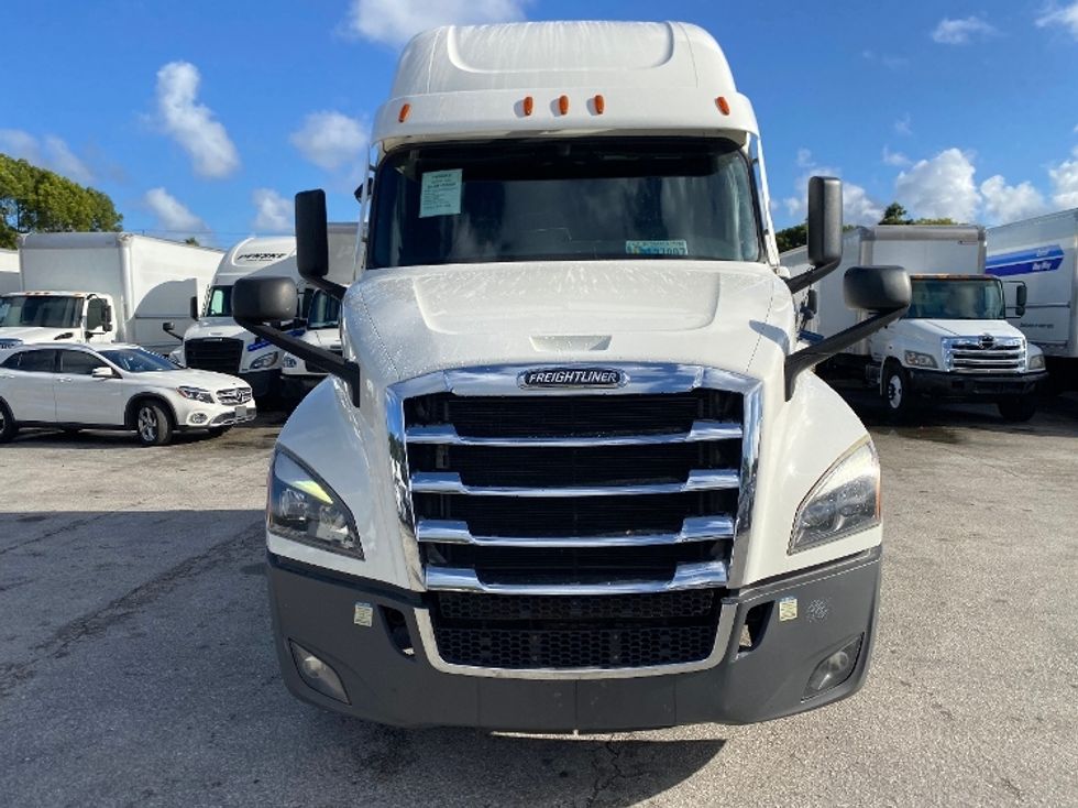 Sleeper Tractor-Heavy Duty Tractors-Freightliner-2022-T12664ST-Medley-FL-354,981\n\t\tmiles-$ 81,500 - Image 2