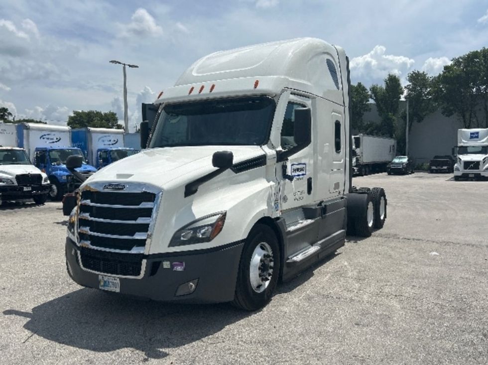 Sleeper Tractor-Heavy Duty Tractors-Freightliner-2022-T12664ST-Medley-FL-354,981\n\t\tmiles-$ 81,500 - Image 3