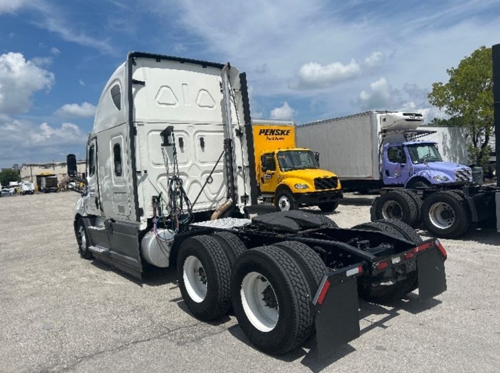 Sleeper Tractor-Heavy Duty Tractors-Freightliner-2022-T12664ST-Medley-FL-354,981\n\t\tmiles-$ 81,500 - Image 4