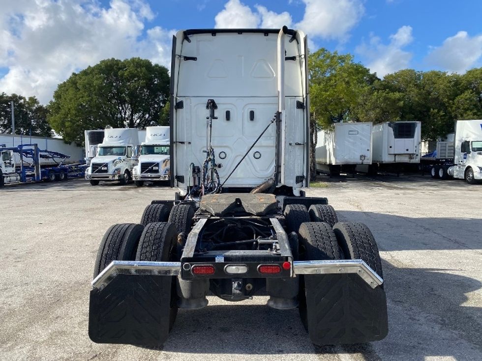 Sleeper Tractor-Heavy Duty Tractors-Freightliner-2022-T12664ST-Medley-FL-354,981\n\t\tmiles-$ 81,500 - Image 5